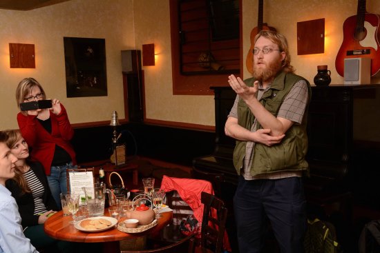 Autor fotografické dokumentace loňské Kopřivy Jakub Koťátko hovoří na vernisáži výstavy, která je k vidění v kopřivnické Mandale.
FOTO: DAVID MACHÁČEK