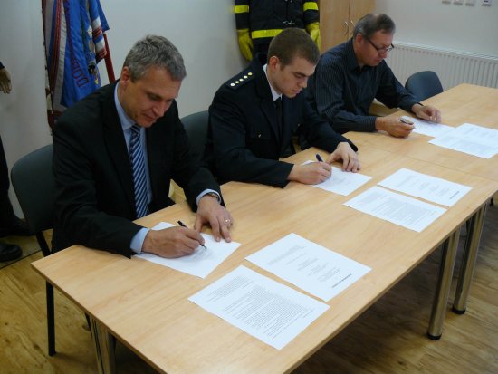 V minulém týdnu podepsali memorandum o spolupráci Petr Rusek, šéf představenstva automobilky, Adam Fojtík, starosta SDH Kopřivnice, a Miroslav Kopečný, místostarosta města. 
FOTO: JSDH