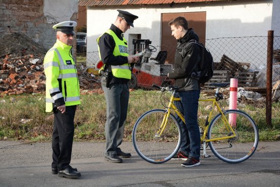 Při dopravně-bezpečnostní akci neunikli pozornosti policejních hlídek ani cyklisté a chodci. U řidičů se kontrola zaměřila na požití alkoholu a návykových látek i technický stav vozidel.
FOTO: DAVID MACHÁČEK