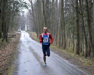 Václav Bitala z AK EZ Kopřivnice vylepšil na sedmém ročníku Mořkovského zajíce traťový rekord a v členitém terénu dosáhl pěkného času 33:21 min. 
FOTO: JIŘÍ HARAŠTA
