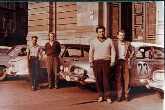 Soutěžní posádky Chovanec-Stiborek a Pělucha-Krutílek jsou připraveny odjet na start „Bratislavské automobilové soutěže“.
FOTO: ARCHIV