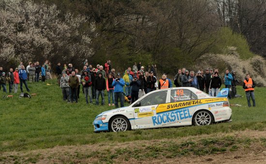 Jindy klidné vedlejší silnice v okolí Lubiny se minulou sobotu proměnily v závodní trať, na kterou se ve dvou rychlostních zkouškách postavilo 114 posádek z pěti evropských zemí.
FOTO: DAVID MACHÁČEK