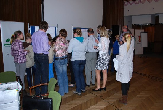 Účastníci diskuzního fóra svými hlasy určovali pořadí navržených priorit, které by měla radnice řešit. K sestavenému žebříčku 10 P se budou moci vyjádřit i ostatní občané v anketě.
FOTO: ALEŠ DRESLER