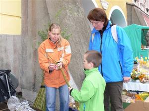 Značný zájem na velikonočním jarmarku v Příboře byl o pletení pomlázky. Bronislava Richtárová, která dětem pomáhala, ji nejčastěji plete z osmi prutů.
FOTO: ILONA MAZALOVÁ