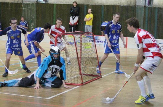 Kopřivničtí florbalisté na hřišti Pelhřimova úspěšní nebyli.
FOTO: KRISTINA ČABLOVÁ