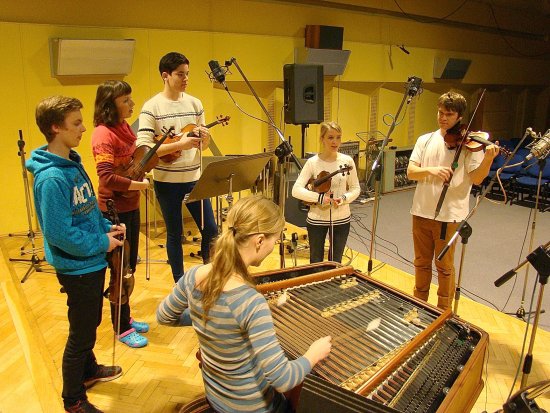 Členové cimbálové muziky Pramínky při nahrávání ve studiu Českého rozhlasu Ostrava. Výsledek jejich práce fanoušci uslyší až na podzim.
FOTO: VLADAN JÍLEK