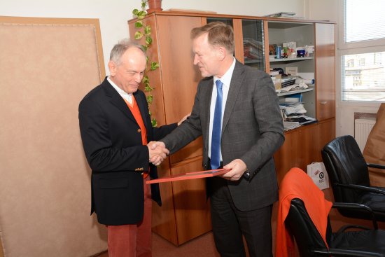 Odcházející šéf Brose Michael Daniel přebírá z rukou starosty Josefa Jalůvky poděkování zastupitelů za přínos k rozvoji města.
FOTO: DAVID MACHÁČEK