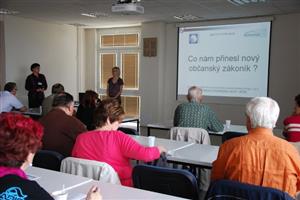 V připravené besedě v rámci projektu pro seniory se tentokrát diskutovalo především o novinkách občanského zákoníku v oblasti dědického práva.
FOTO: DANA HOĎÁKOVÁ