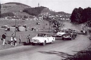 Krátce po startu silničního rychlostního závodu“Pod Štramberskou Trúbou“ se jezdci Tatry seřadili: Pavelka, Mark, Veřmiřovský, Lacina, Kysučan, Pělucha, Stiborek.
FOTO: ARCHIV