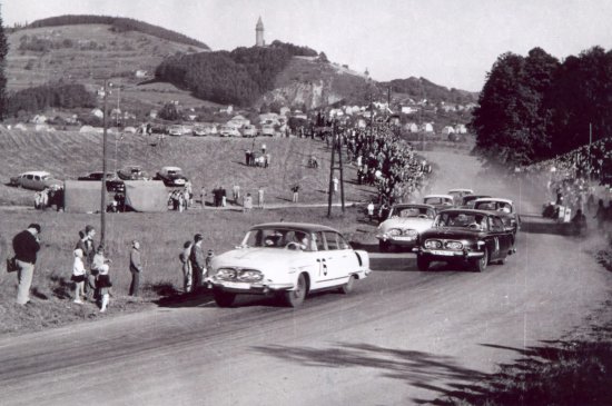 Krátce po startu silničního rychlostního závodu“Pod Štramberskou Trúbou“ se jezdci Tatry seřadili: Pavelka, Mark, Veřmiřovský, Lacina, Kysučan, Pělucha, Stiborek.
FOTO: ARCHIV