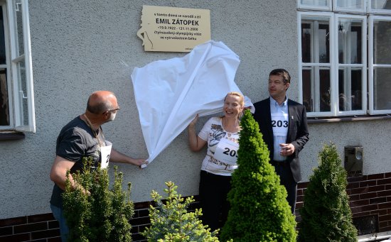 Pamětní deska na rodném domě Emila Zátopka byla odhalena v rámci sousedské slavnosti na Luhách ve čtvrtek 1. května. Účastníci akce symbolicky nesli startovní číslo 203, se kterým atlet získal své první olympijské zlato.
FOTO: DAVID MACHÁČEK