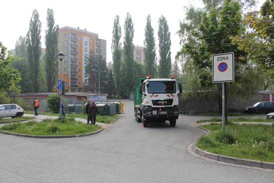 V rámci vyšetřování nehody, při které popelářský vůz srazil 71letou chodkyni, policisté pátrají po svědcích, kteří by mohli objasnit tuto nešťastnou událost.
FOTO: PČR