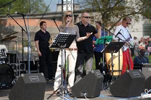 V programu letošního Prvomájového balábilé vystoupila také obnovená kopřivnická kapela Alfa orchestra.
FOTO: DAVID MACHÁČEK