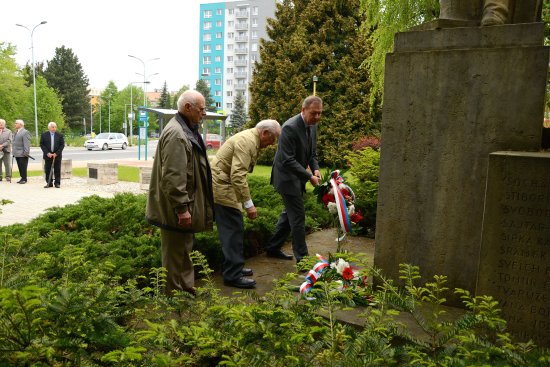 V předvečer státního svátku si Kopřivničané u pomníku padlých na náměstí připomněli výročí osvobození města.
FOTO: DAVID MACHÁČEK