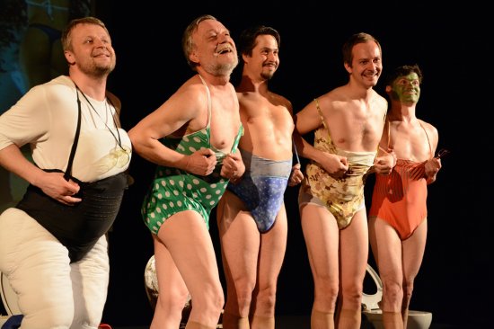 Akci May Day zahájil bláznivý politický kabaret pražských herců nazvaný Miloš Ubu... aneb málem králem.