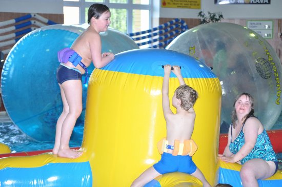 Handicapované děti si spolu se zdravými užily vodních radovánek na krytém bazéně v Kopřivnici. Motýlek a Sportovní klub pro ně totiž připravily zábavné dopoledne.            
FOTO: KRISTINA ČABLOVÁ