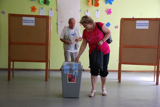 Víkendové volby do Evropského parlamentu poznamenal malý zájem voličů. Účast lidí ve volbách byla v Kopřivnici vůbec nejnižší v historii. V celkovém součtu hlasů ztrácely voliče i úspěšné strany.
FOTO: DANA HOĎÁKOVÁ