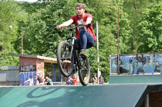 Poprvé se v kopřivnickém skateparku konal Bmx/mtb street jam, na němž předvedli závodníci něco ze svého umění.
FOTO: KRISTINA ČABLOVÁ