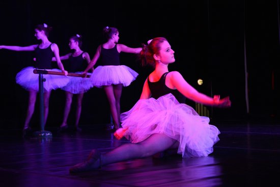 Choreografie Baletky žákyň prvního ročníku II. stupně tanečního oboru ZUŠ Zdeňka Buriana byla jedním ze sedmatřiceti čísel dva dny po sobě vyprodaného tanečního koncertu.        
FOTO: DAVID MACHÁČEK