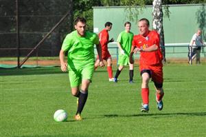 Velké množství diváků se přišlo podívat na derby FC Vlčovice-Mniší a FC Kopřivnice. V dramatické koncovce byli nakonec úspěšnější domácí.
FOTO: KRISTINA ČABLOVÁ