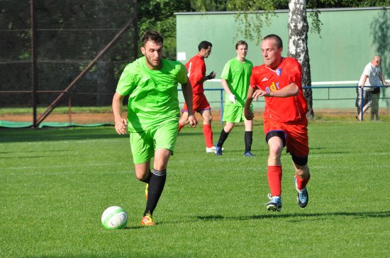 Velké množství diváků se přišlo podívat na derby FC Vlčovice-Mniší a FC Kopřivnice. V dramatické koncovce byli nakonec úspěšnější domácí.
FOTO: KRISTINA ČABLOVÁ