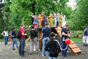Zahrada Mateřské školy Francouzská se proměnila v Zahradu pohádek, kde nechybí zajímavá pohádková zákoutí, sáňkovací svah a malý amfiteatr.
FOTO: DANA HOĎÁKOVÁ