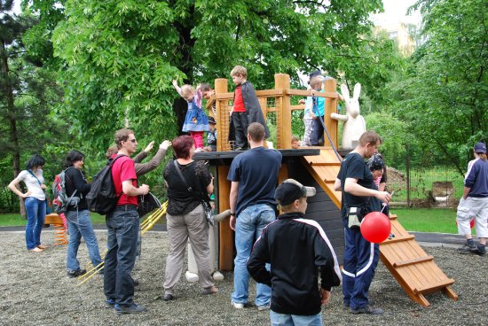 Zahrada Mateřské školy Francouzská se proměnila v Zahradu pohádek, kde nechybí zajímavá pohádková zákoutí, sáňkovací svah a malý amfiteatr.
FOTO: DANA HOĎÁKOVÁ