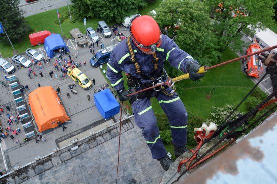 Součástí ukázek práce profesionálních hasičů byla i prezentace činnosti lezecké skupiny, která předvedla i evakuaci zraněné osoby z výškové budovy radnice.
FOTO: DAVID MACHÁČEK