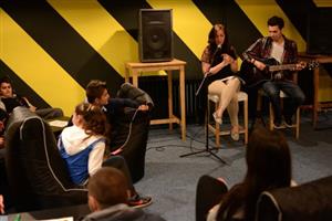 Zpěvačka Linny a kytarista Paiky zahájili svým vystoupením fungování programu v Nord Youth Clubu, který je provozován s podporou města a je určen teenagerům.
FOTO: DAVID MACHÁČEK