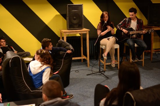 Zpěvačka Linny a kytarista Paiky zahájili svým vystoupením fungování programu v Nord Youth Clubu, který je provozován s podporou města a je určen teenagerům.
FOTO: DAVID MACHÁČEK