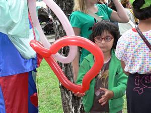 Jedním z taháků na Den dětí v městském parku v Příboře byli klauni z Balónkova a jejich vděčné výrobky z nafukovacích balónků.
FOTO: ILONA MAZALOVÁ