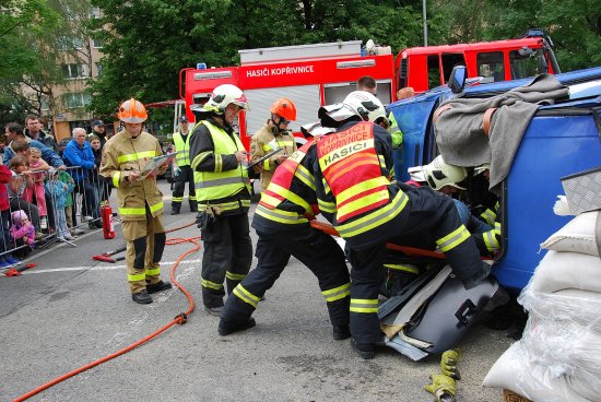Soutěžící čtyřčlenné týmy profesionálních i dobrovolných hasičů při soutěži sledovaly bedlivě nejen oči porotců, ale i několika desítek přihlížejících diváků.
FOTO: DANA HOĎÁKOVÁ