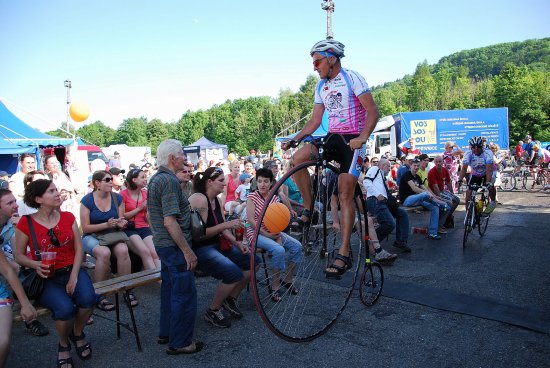 Symbolicky v čele pelotonu charitativního podniku Na kole dětem dorazil do Kopřivnice jezdec na vysokém kole Josef Zimovčák a s ním několik desítek dalších cyklistů.
FOTO: DANA HOĎÁKOVÁ
