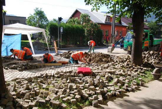 V těchto dnech pracovníci Slumeka pracují na zpomalovacím prahu a chodníku před požární zbrojnicí v Kopřivnici, na který město získalo dotaci z Regionálního operačního programu Moravskoslezsko.
FOTO: DANA HOĎÁKOVÁ