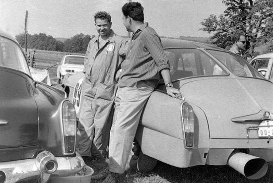 Mirek Šimek, hlavní mechanik, který dlouhé roky připravoval soutěžní automobily, hovoří s Markem.
FOTO: ARCHIV