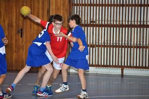 Áčkový tým mladších žáků hrál půlku utkání s týmem Frýdku-Místku vyrovnanou partii, druhý poločas se už ale kopřivnickým házenkářům tolik nevydařil.
FOTO: KRISTINA ČABLOVÁ