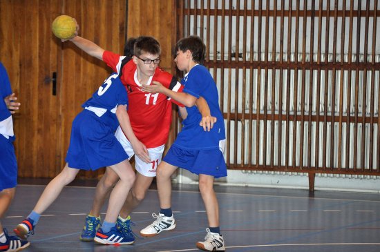 Áčkový tým mladších žáků hrál půlku utkání s týmem Frýdku-Místku vyrovnanou partii, druhý poločas se už ale kopřivnickým házenkářům tolik nevydařil.
FOTO: KRISTINA ČABLOVÁ