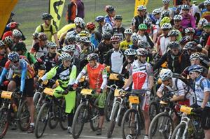 Na start letošního ročníku Kopřivnického drtiče se postavilo rekordních 846 cyklistů. Z tohoto počtu se jich nakonec do cíle dostalo s různým počtem posbíraných kontrol celkem 792.
FOTO: KRISTINA ČABLOVÁ