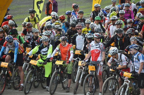 Na start letošního ročníku Kopřivnického drtiče se postavilo rekordních 846 cyklistů. Z tohoto počtu se jich nakonec do cíle dostalo s různým počtem posbíraných kontrol celkem 792.
FOTO: KRISTINA ČABLOVÁ