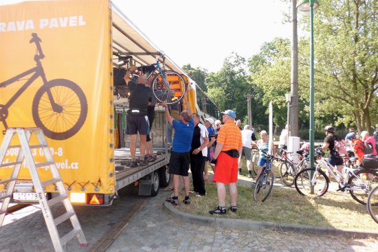 K Baťovu kanálu přepravil kopřivnické seniory autobus i s koly. Ty se vezly ve speciálním přívěsu. Přestože bylo horko, senioři si výlet pochvalovali.
FOTO: JIŘINA MIKULENKOVÁ