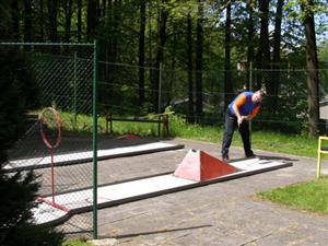 Minigolfisté TJ Start Kopřivnice uspořádali v květnu na domácím hřišti dva turnaje, ve kterých získali celkem šest umístění na stupních vítězů.
FOTO: LUMÍR RIEGER