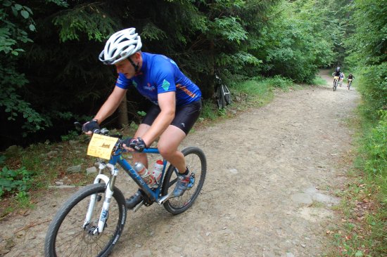 Některým zpestřil výjezd na Lysou horu vydatný liják, a pořádně tak zamával se silami i psychikou účastníků Kopřivnického drtiče 2014.
FOTO: ROMAN LIPOVÝ