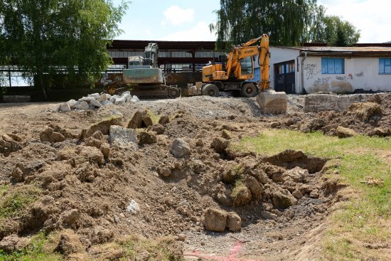 Rekultivace prostoru po zříceném pavilonu muzea začala bouráním doposud neviditelných betonových základů pod trávníkem. Demolice budov bude následovat v dalších týdnech.
FOTO: DAVID MACHÁČEK