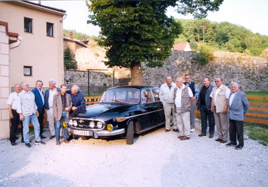 Setkání bývalých členů soutěžního týmu, mechaniků a příznivců v roce 2004. Na fotografii zprava: Kysučan, Stiborek, Lacina, Čechmánek, Pělucha, Konvička, Randýsek, Rek, Rosenkranz, Mohyla, Chovanec, Hajdušek.
FOTO: ARCHIV