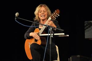 Koncert Lenky Filipové pořádaný v rámci Evropského svátku hudby byl nakonec přesunut do interiéru kulturního domu. Zpěvačka své rozhodnutí odůvodnila tím, že při hře na kytaru v chladném prostředí by jí tuhly prsty.
FOTO: KRISTINA ČABLOVÁ