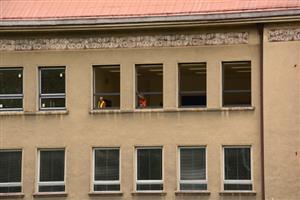 Budova Základní školy Emila Zátopka postupně mění svou tvář. Stavební dělníci vyměňují okna a začínají se zateplováním plášťů a střech. Práce v interiéru by měly být hotovy, než se do lavic vrátí žáci.
FOTO: DAVID MACHÁČEK