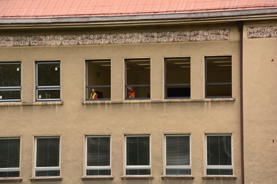 Budova Základní školy Emila Zátopka postupně mění svou tvář. Stavební dělníci vyměňují okna a začínají se zateplováním plášťů a střech. Práce v interiéru by měly být hotovy, než se do lavic vrátí žáci.
FOTO: DAVID MACHÁČEK