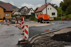 Prostor točny v Mniší prochází finální úpravou. Zhruba za dva týdny by do místní části měly znovu začít zajíždět linkové autobusy.
FOTO: DAVID MACHÁČEK
