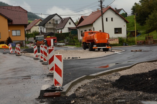 Prostor točny v Mniší prochází finální úpravou. Zhruba za dva týdny by do místní části měly znovu začít zajíždět linkové autobusy.
FOTO: DAVID MACHÁČEK