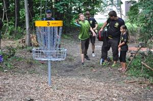 Nové discgolfové hřiště nad kopřivnickým koupalištěm bylo v neděli svědkem prvního turnaje a je již k dispozici široké veřejnosti.
FOTO: KRISTINA ČABLOVÁ